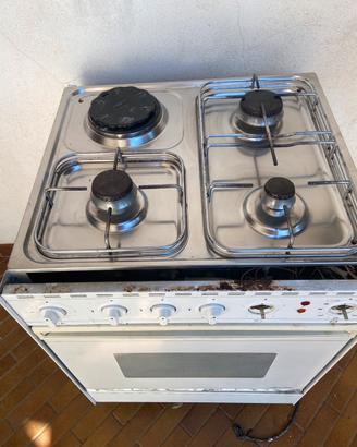 Cucina a gas forno elettrico
