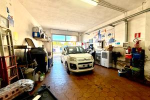 Locale commerciale con servizi