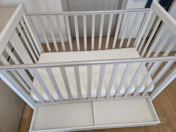 lettino in legno con sbarre della marca Italbaby