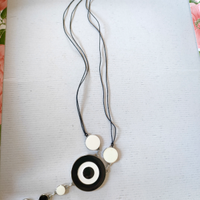 Collana lunga in materiale plastico