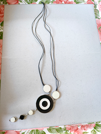 Collana lunga in materiale plastico