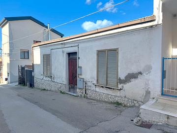 Casa semi indipendente-110mq con giardino e box