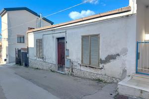 Casa semi indipendente-110mq con giardino e box