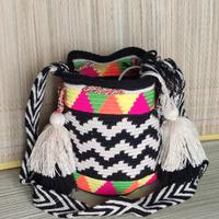 borsa media Wayuu, fatta a mano