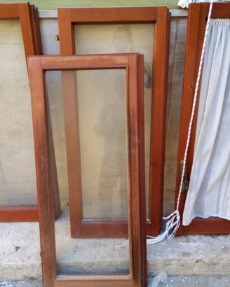 Finestra in legno con telaio e maniglia(cm100x117)