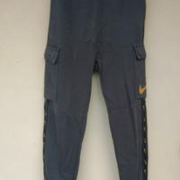 Pantaloni Nike grigio scuro con dettagli oro XS