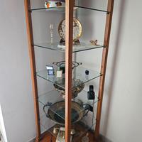 Colonne in legno con mensole in vetro 