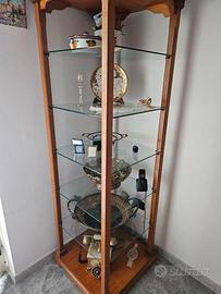 Colonne in legno con mensole in vetro 