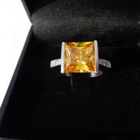 Anello con stupendo citrino e zirconi. Argento 925