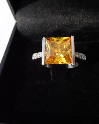 Anello con stupendo citrino e zirconi. Argento 925