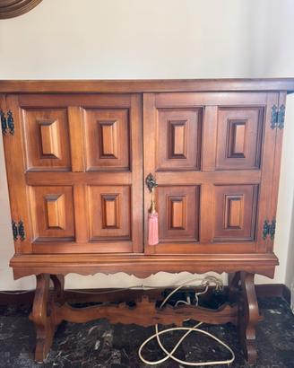 Mobiletto bar in stile spagnolo