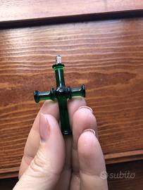 Ciondolo croce verde in vetro soffiato