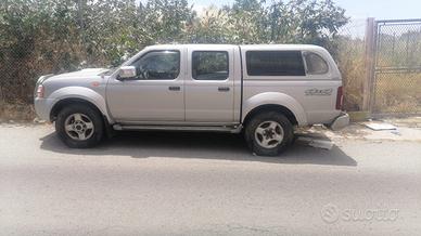 Nissan Navara Autocarro con cassone + cabina allun