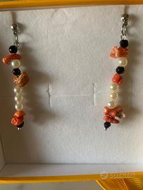 Orecchini di corallo e perle di fiume naturale