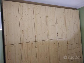 armadio in abete con ante ripiani e cassetti