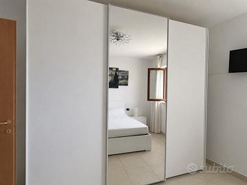 Arradament camera da letto, tavolo e sedie, divano