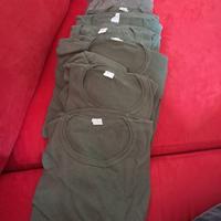 Pantaloni giacche maglie cappelli militari