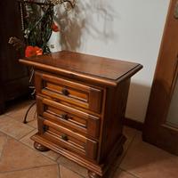 Comodino artigianale in legno massello
