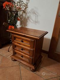 Comodino artigianale in legno massello