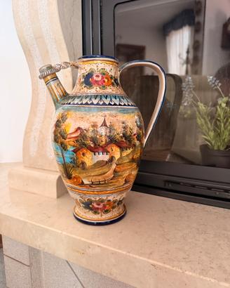 Brocca decorativa in ceramica. Decorata a mano