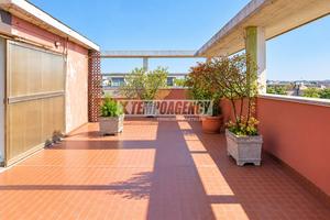 4 LOCALI ULTIMO PIANO CON TERRAZZO DI 120 MQ IN CE