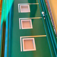 Porta d'ingresso in alluminio robusto.