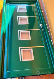 Porta d'ingresso in alluminio robusto.