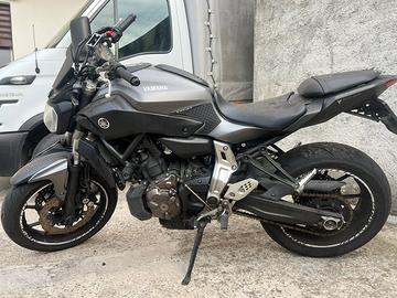 Yamaha MT-07 2015 incidentata documenti, motore Ok