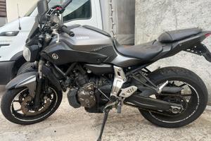 Yamaha MT-07 2015 incidentata documenti, motore Ok
