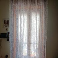 Tende bianche in pizzo con bordo smerlato