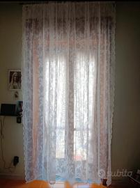 Tende bianche in pizzo con bordo smerlato