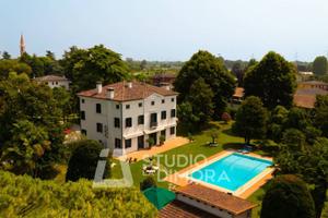 Villa di 947 m² con più di 5 locali e box auto dop