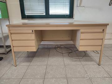 Scrivania tutta in metallo con serratura cassetti