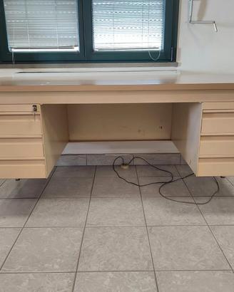Scrivania tutta in metallo con serratura cassetti