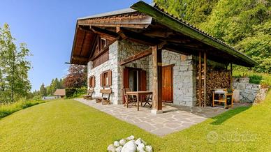 Baita in legno e sassi