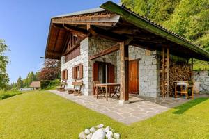 Baita in legno e sassi