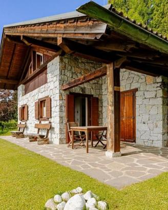Baita in legno e sassi