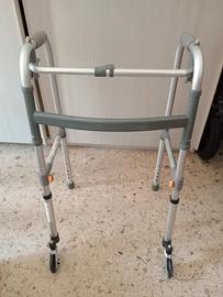 deambulatore con due ruote 