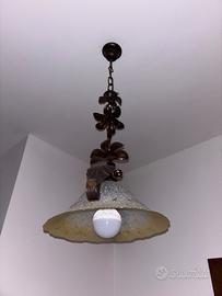 Lampadario in ferro battuto e vetro decorato