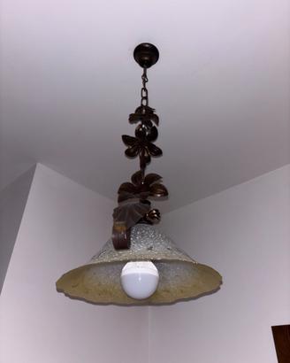 Lampadario in ferro battuto e vetro decorato