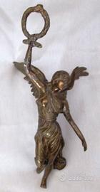 Statuetta in ottone che rappresentaVittoria Alata