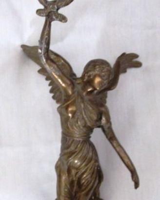Statuetta in ottone che rappresentaVittoria Alata