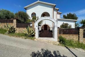 VILLA CON PISCINA