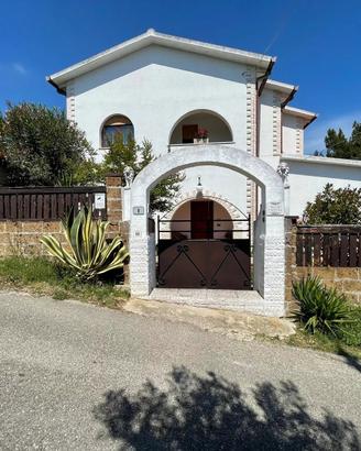 VILLA CON PISCINA