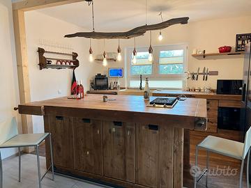 Cucina legno massello su misura. Banco falegname