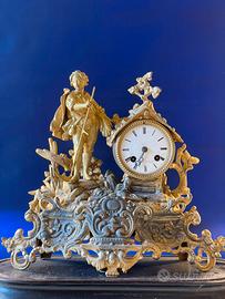 Orologio da tavolo antico in bronzo dorato.