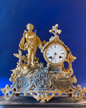 Orologio da tavolo antico in bronzo dorato.