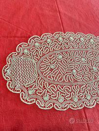 Centro in tombolo fatto a mano