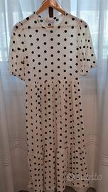 Vestito midi bianco con pois neri di Stradivarius 