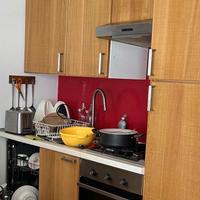 Cucina con elettrodomestici